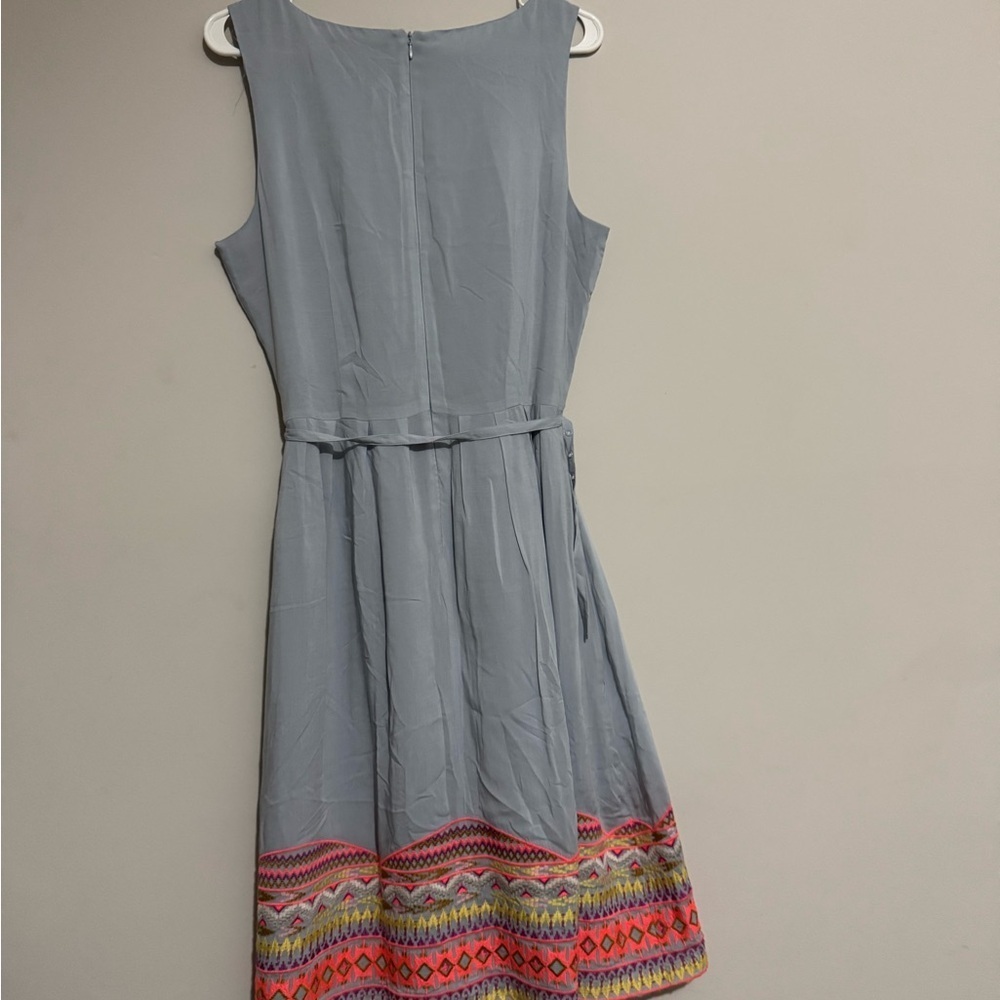 BCBGMaxAzria Light Gray Dress with Vibrant Hem. 🌹🩵 NEW WITHOUT TAG 🩵🌹 - Picture 6 of 9